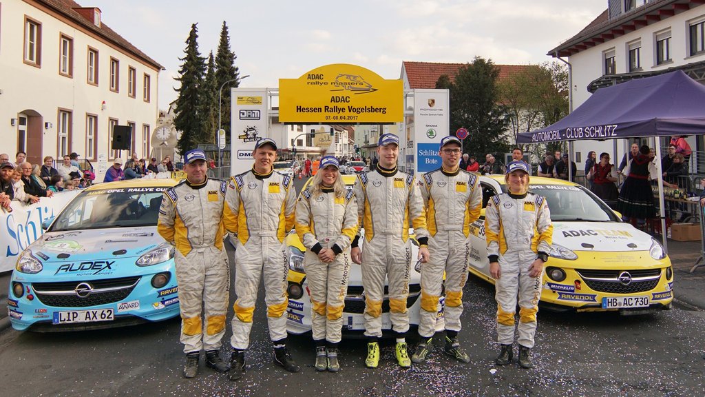 Line Lykke Jensen og Jacob Madsen på vindernes plads omgivet af deres nærmeste konkurrenter fra Sverige og Irland i første afdeling af ADAC Opel Rallye Cup i Tyskland
(Foto: Sven Kollus)